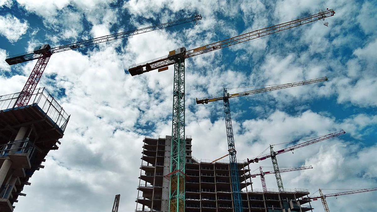 El operario, que se encuentra en estado muy grave, accionó accidentalmente la grúa elevadora mientras podaba en la calle Cabo de Gata