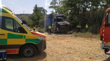 Un camión se sale de la carretera e impacta contra un árbol