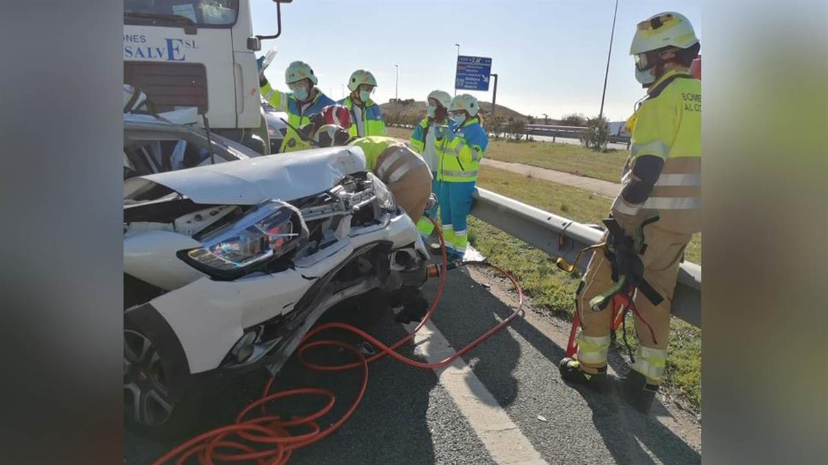 Los bomberos han tenido que descarcelar uno de los vehículos para liberar a sus ocupantes