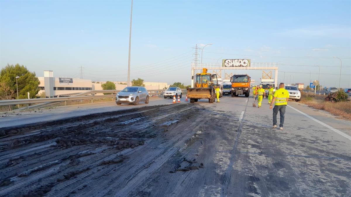 El suceso ha provocado la pérdida de una carga con lodo