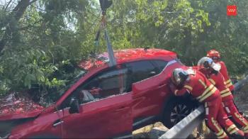 Los sanitarios confirmaron que la conductora presentaba una fractura "potencialmente grave" 