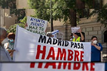 Los vecinos se han manifestado ante la Junta de Latina por la negativa del concejal presidente de admitirla en el pleno