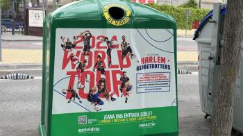 Se están realizando encuestas para conocer los hábitos de reciclado y se sortean entradas de baloncesto entre los vecinos que reciclen
