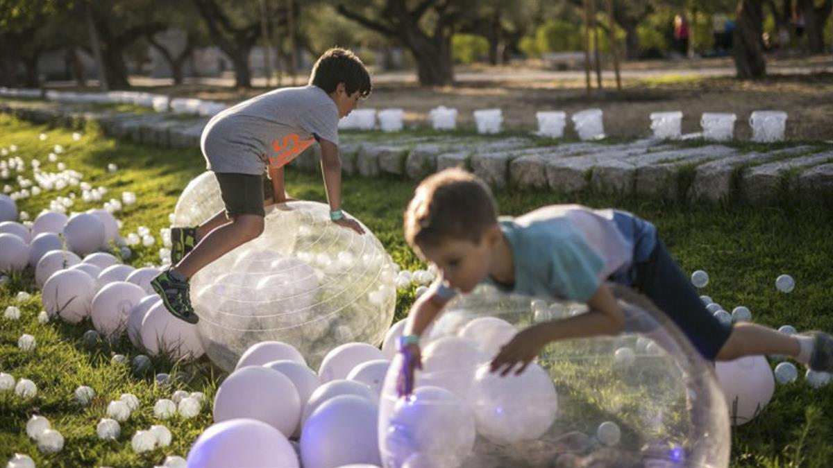 La programación incluye actividades para bebés, excursiones, talleres de percusión y de circo y juegos en familia 