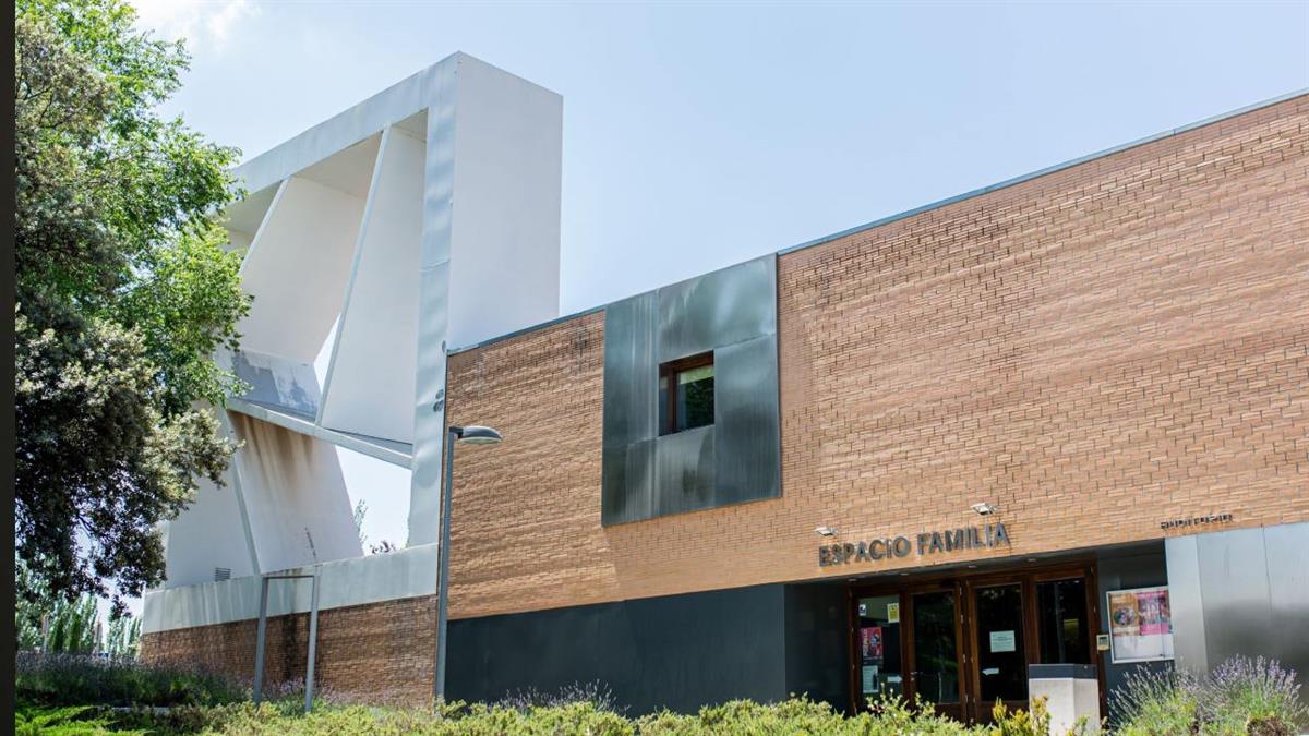 Ofrece diversos servicios de ayuda y asesoramiento, así como un espacio de encuentro