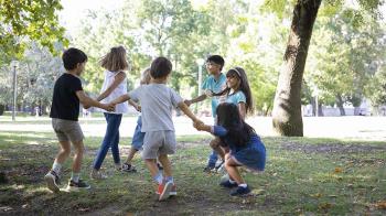 Al comprender las dificultades de las familias madrileñas en conciliar vida laboral y familiar
