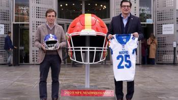 El alcalde ha visitado los tres cascos gigantes de fútbol americano expuestos en la explanada de Cibeles