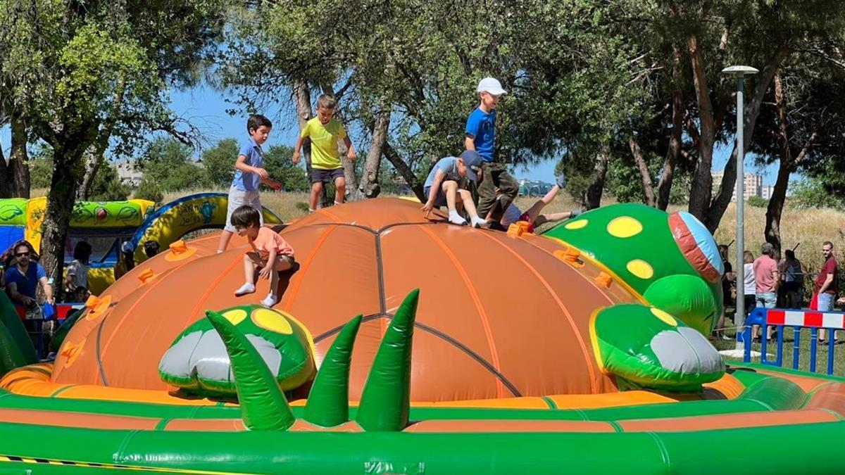 Además, continúan Los Veranos de la Pollina con un monólogo Curvy y un concierto a cargo de Mr. Cobol