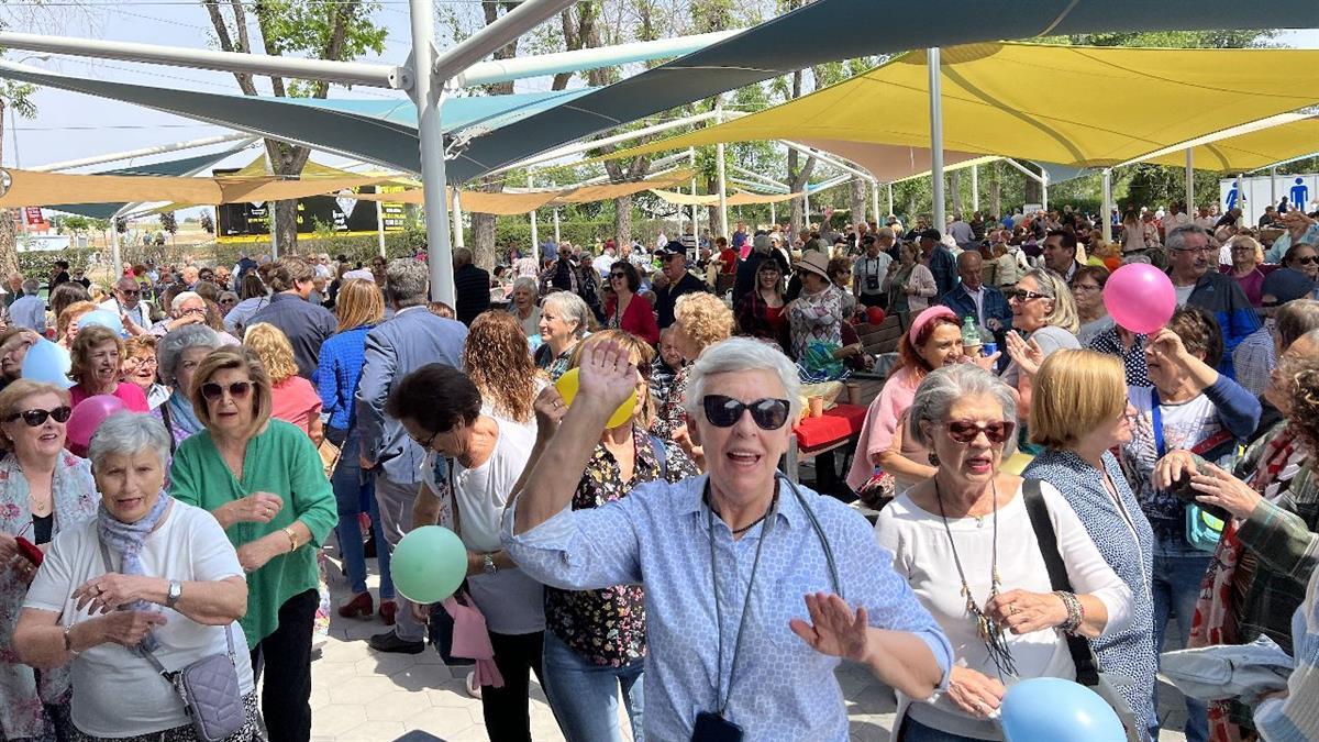 Los mayores de Fuenlabrada pueden elegir desde jornadas en la piscina municipal hasta el manejo de nuevas tecnologías o baile en los centros de mayores