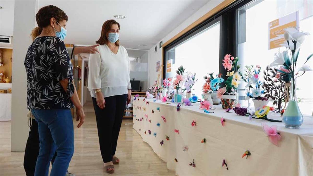 La alcaldesa ha visitado la exposición de artes plásticas y decorativas