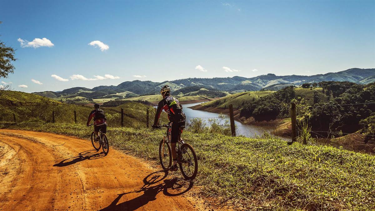 Con rutas de senderismo, bicicletas y técnicas de orientación en la montaña

