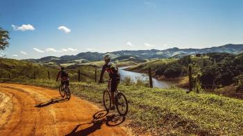 Con rutas de senderismo, bicicletas y técnicas de orientación en la montaña

