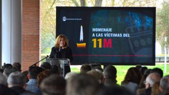 A este encuentro han asistido los concejales de la corporación Municipal, cuerpos de seguridad municipales, representantes sindicales y la Asociación de Ayuda a las Víctimas del 11M