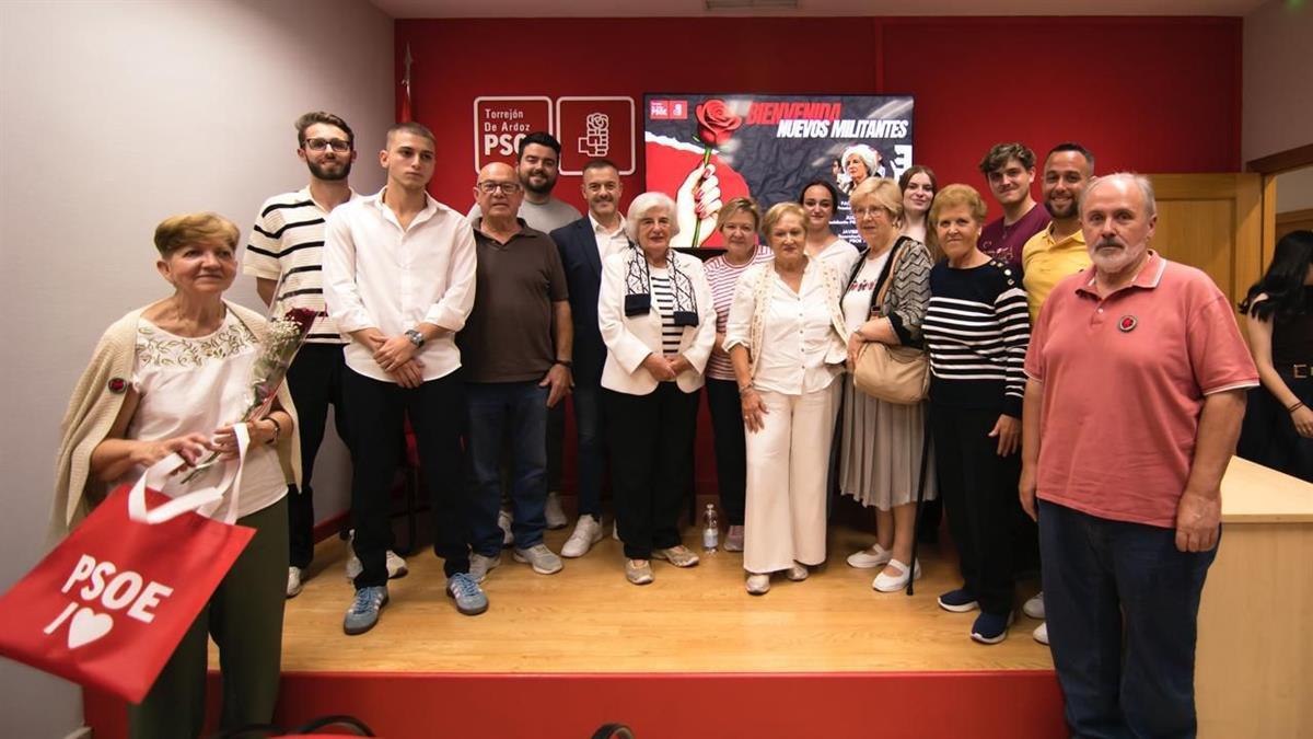 La agrupación socialista entregó los diplomas a los 18 nuevos militantes del PSOE local