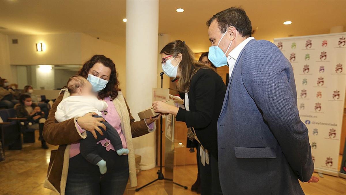 El Ayuntamiento de Coslada da la bienvenida a sus vecinos recién nacidos