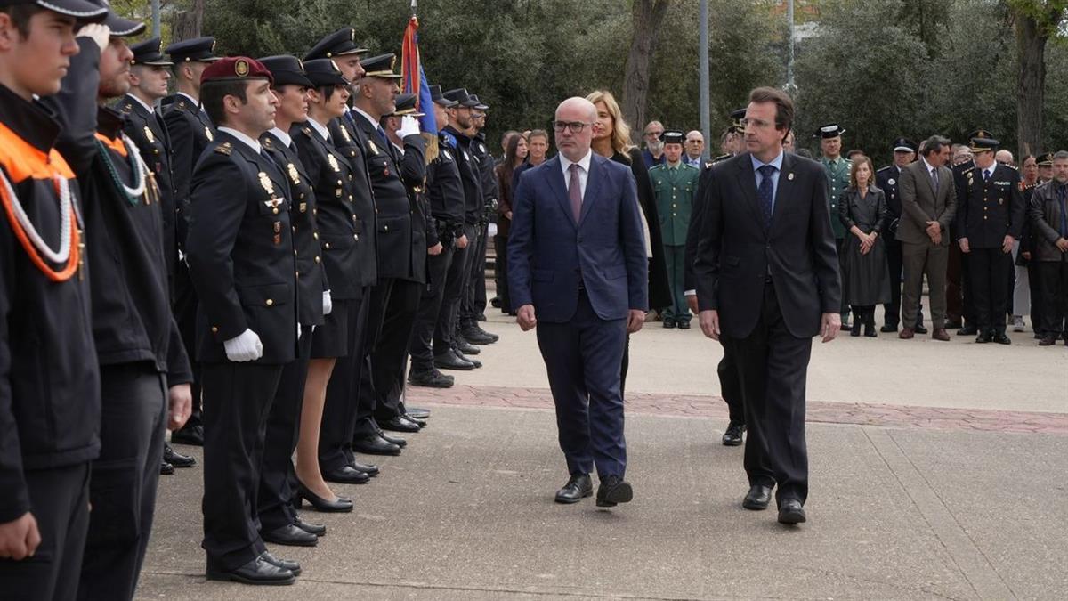 El Ayuntamiento recuerda a los cinco vecinos asesinados y al subinspector Francisco Javier Torronteras en un emotivo acto 