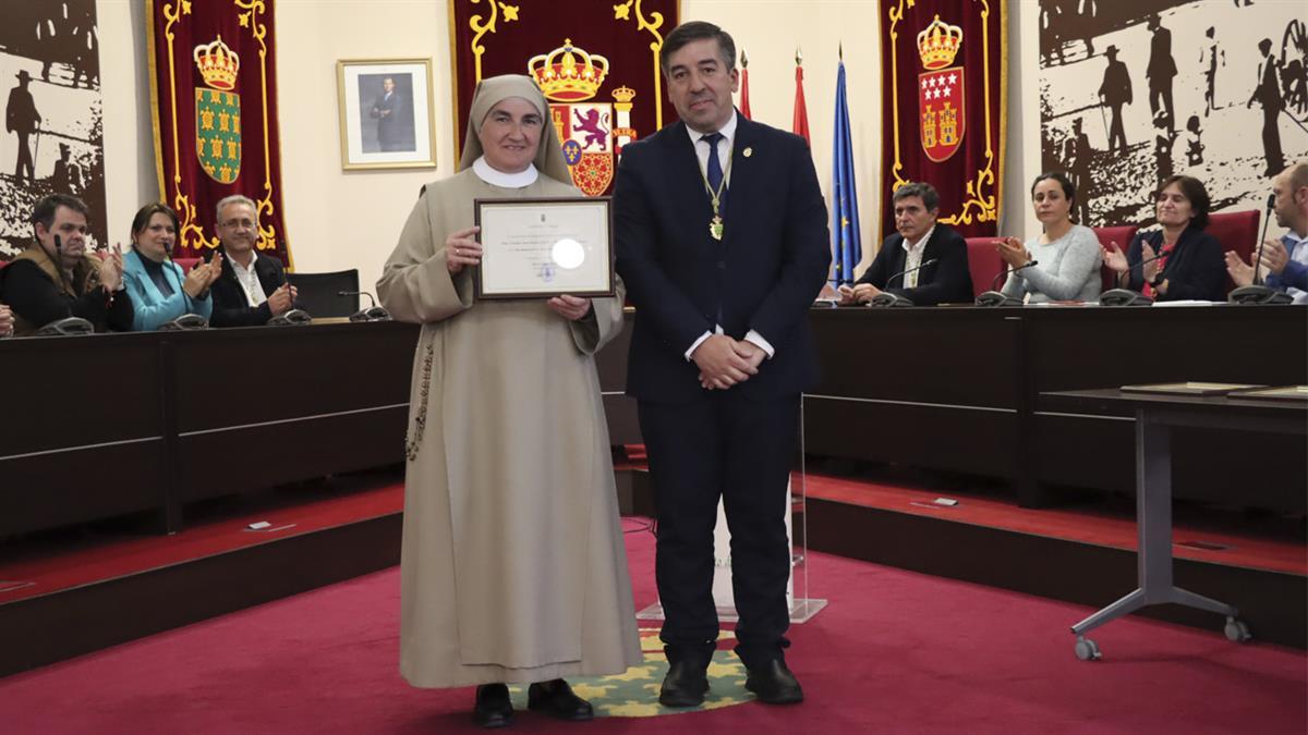 El ayuntamiento entrega el título póstumo a Doña Cristina Ana María Velarde, Madre María de Jesús y a Don Baltasar Otero