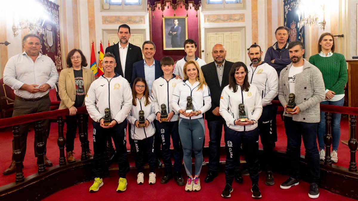 En un acto en el Salón de Plenos, el alcalde Javier Rodriguez ha recibido a los deportistas locales de Kárate y Atletismo