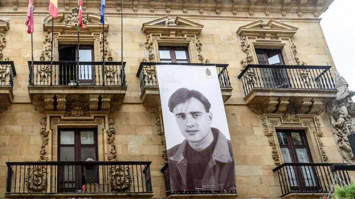 Cuando se cumplen 25 años del asesinato de Miguel Ángel Blanco, la FEMP ha convocado concentraciones silenciosas a las puertas de los Ayuntamientos