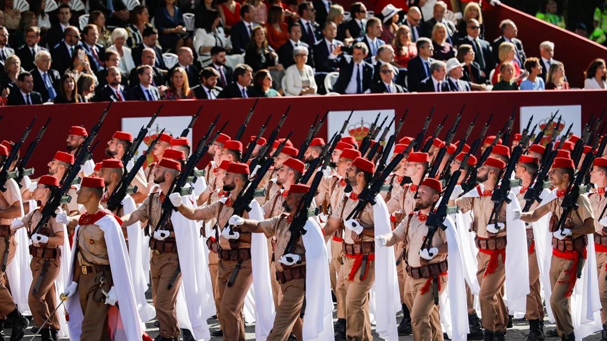 Efectivos de las Fuerzas Armadas y de todos los cuerpos y fuerzas de seguridad del Estado han desfilado por el paseo del Prado y el de Recoletos