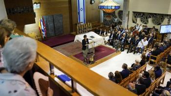 La presidenta regional ha participado en un acto en la sinagoga de la capital en memoria de los fallecidos y por la libertad de los secuestrados en Israel