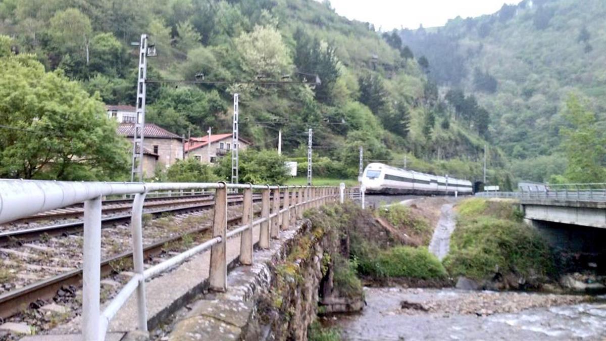 Adif denuncia estos hechos y remarca que se han cortado varios cables de fibra óptica