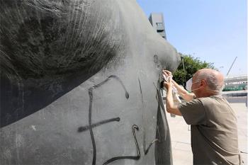 Antonio López, pintor y escultor de la obra, acude a la ciudad para reparar los daños