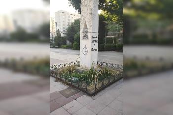 Lee toda la noticia 'Actos vandálicos contra el monumento a Francisco Javier Sauquillo'