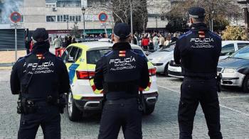 La Policía Municipal de Alcorcón salva a un bebé de 17 meses tras sufrir convulsiones en la vía pública