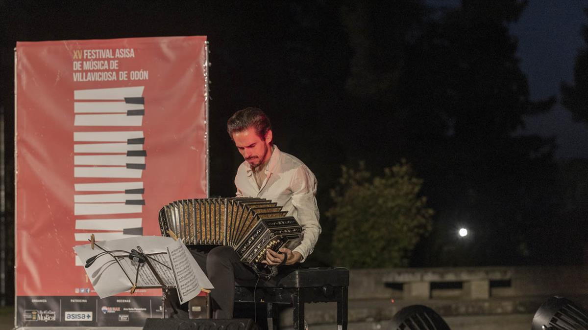 Es uno de de los mejores intérpretes del bandoneón a nivel internacional