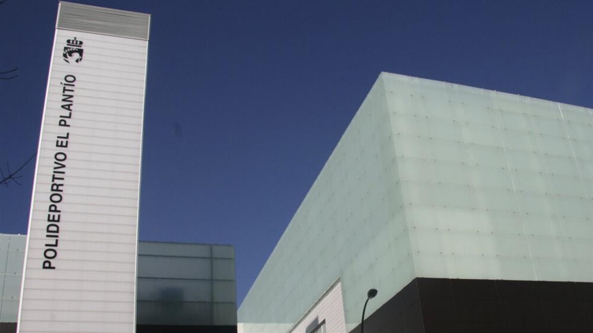 El Ayuntamiento se pone manos a la obra para trabajar en la cubierta del pabellón