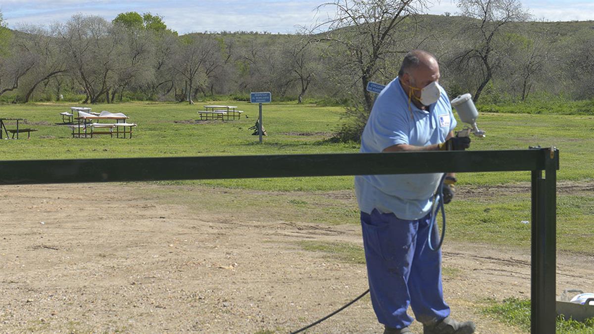 Instalación de mesas, pintado del vagón de tren y algunas actuaciones más