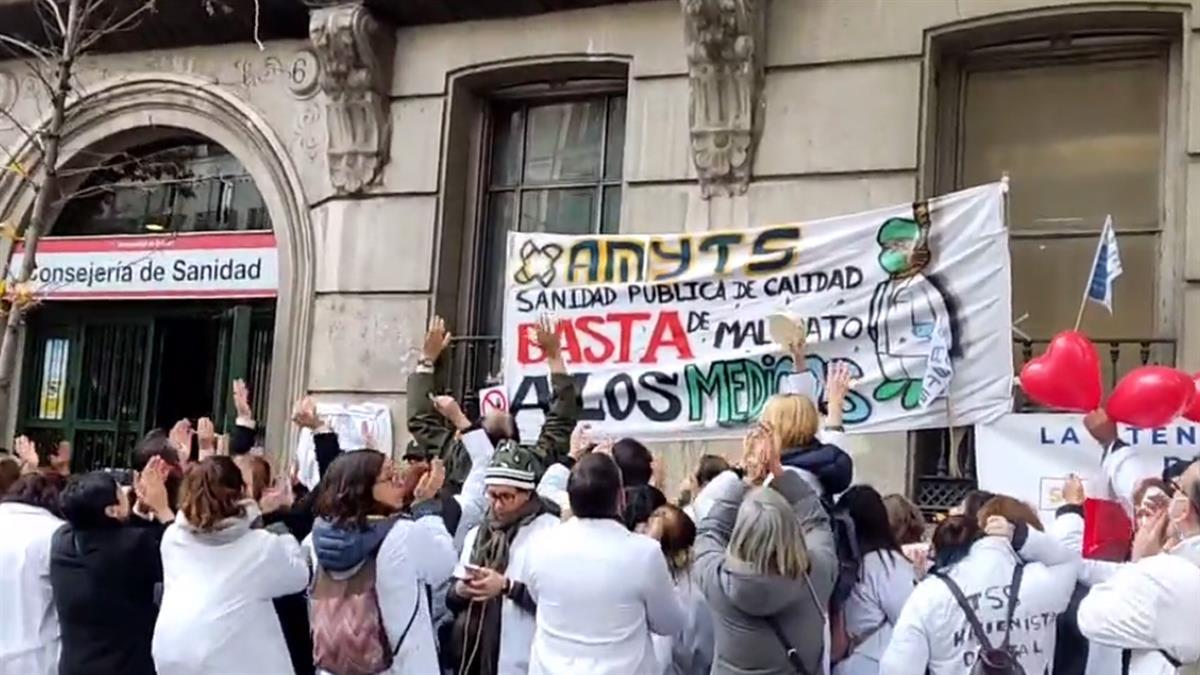 36 horas de encierro y un sentimiento de "maltrato" dentro de la Consejería de Sanidad