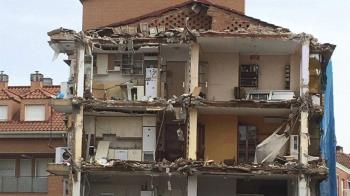 Los edificios están ubicados en la calle Presa número 19, 21, 23 y 25 y en Rafael Alberti 7