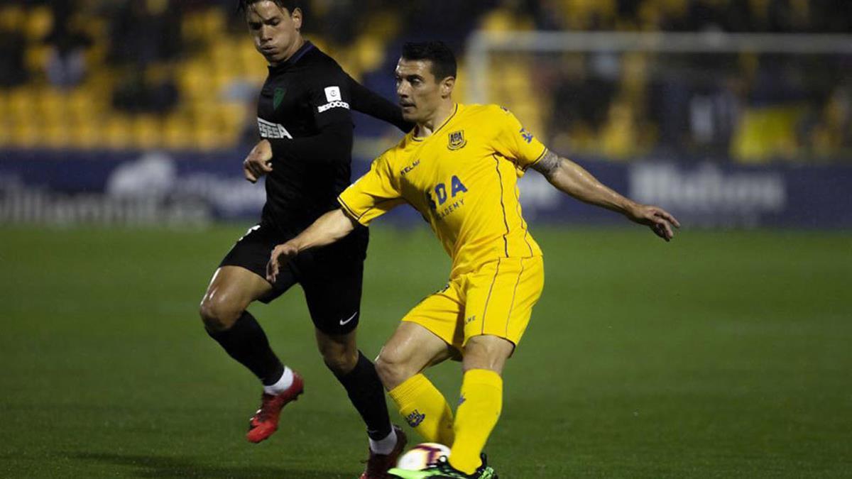 El carrilero zurdo, de 36 años, se ha dañado su rodilla y la A.D Alcorcón se ve sin capitán