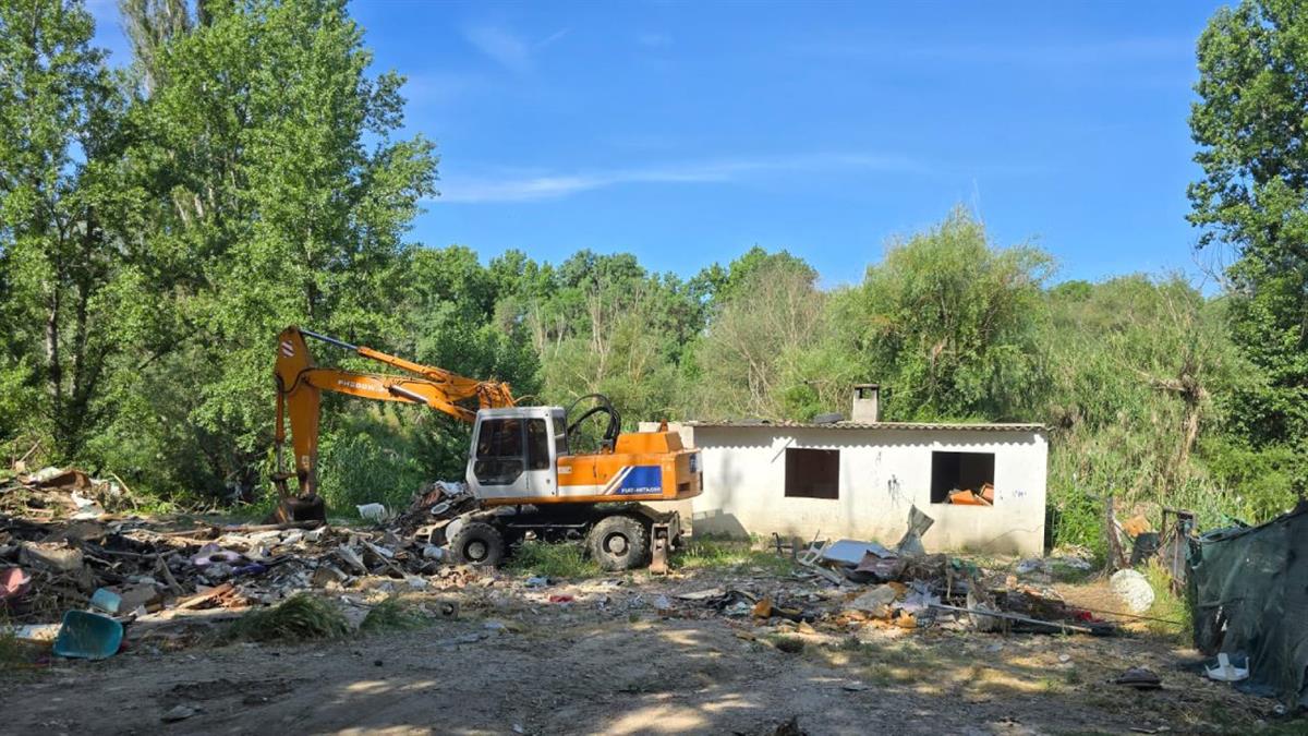 Ya se han empezado a demoler los inmuebles vacíos de este núcleo chabolista