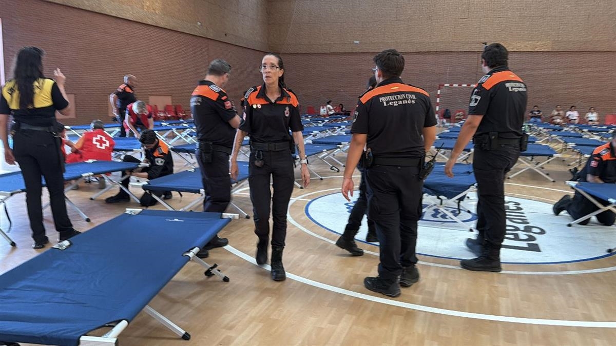 El Polideportivo La Cantera se ha convertido en un centro de acogida temporal para los vecinos desplazados de cuatro municipios afectados por los incendios
