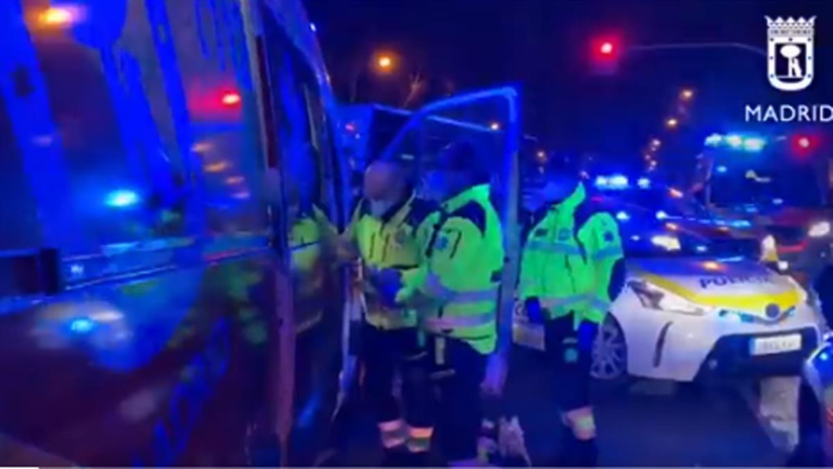 Emergencias Madrid lo traslada al Hospital de la Paz con un traumatismo craneoencefálico