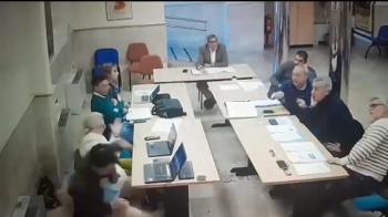 Un concejal del PSOE lanza un vaso de café a un concejal de VOX en el Ayuntamiento
