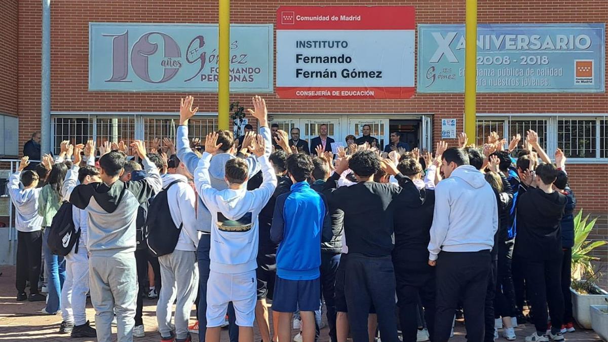 Tres chicas del centro golpearon y pegaron a otra a las puertas del centro educativo 