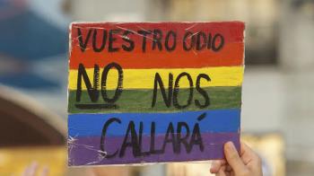 Un grupo de jóvenes empezaron a increparle llamándole "maricón"