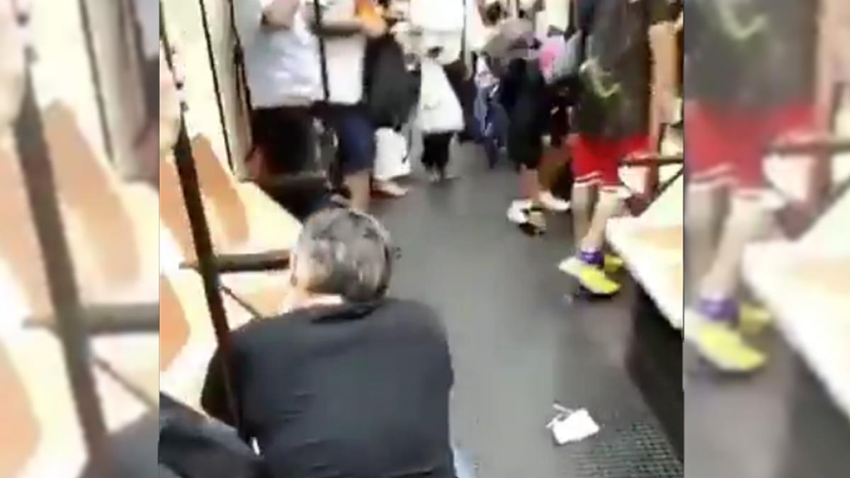 El individuo golpea con un objeto a la víctima en el ojo por pedirle que use mascarilla