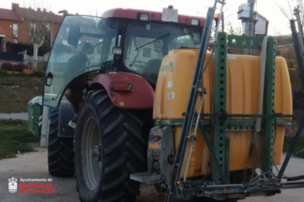 Un vecino del municipio ha realizado la limpieza usando su vehículo