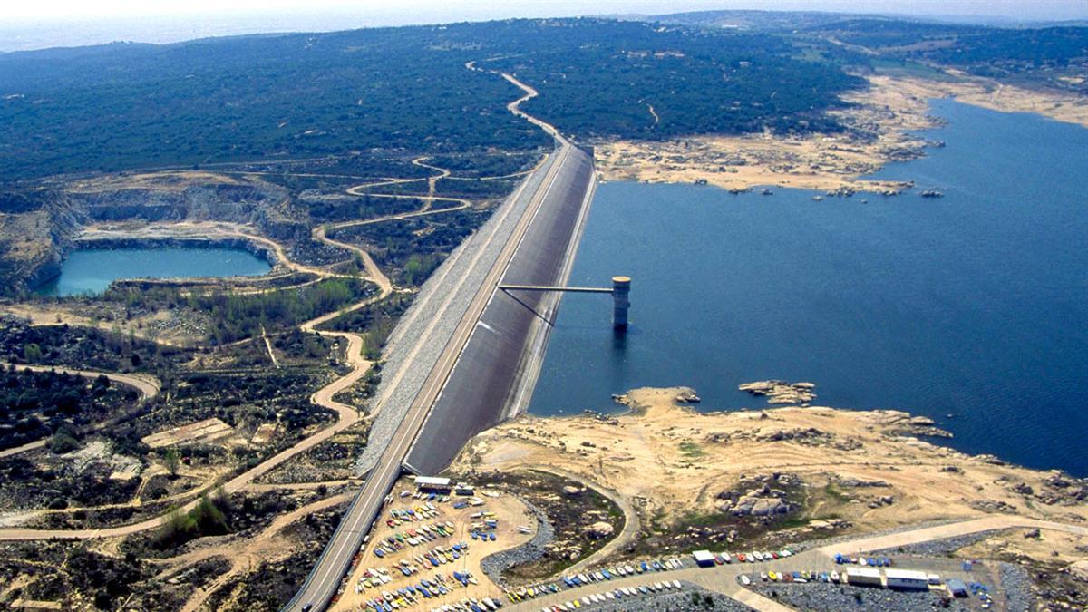 El Canal de Isabel II asegura que el agua se está canalizando desde otros pantanos