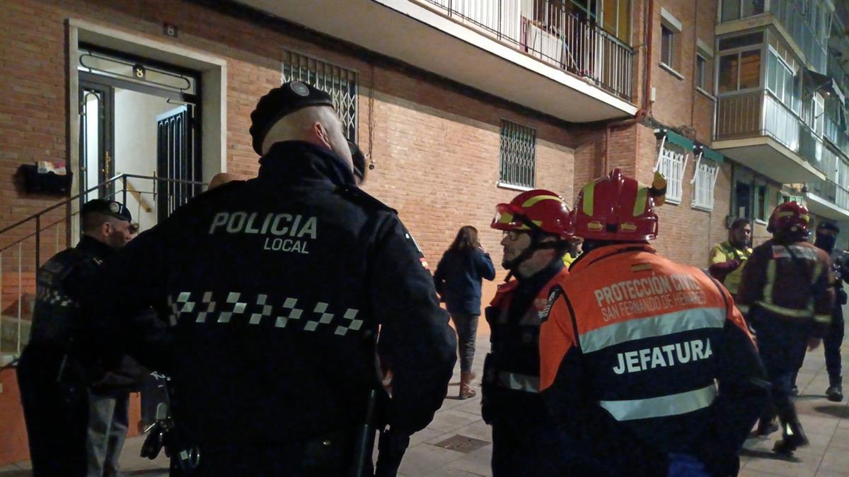 Varias dotaciones de bomberos evalúan las viviendas de la plaza del Trébol