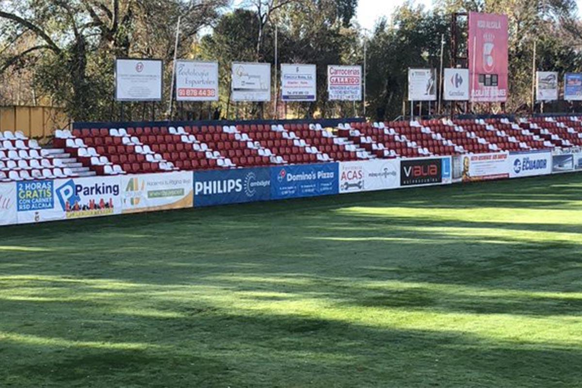 Además, se ha repintado la grada y se han instalado y reparado las vallas perimetrales