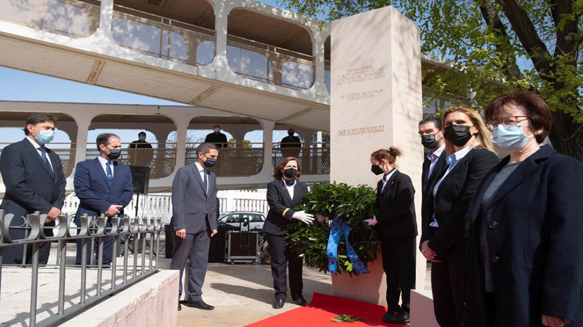 La localidad ha otorgado a su vez una ofrenda floral en recuerdo de las víctimas que fallecieron en la terrible explosión