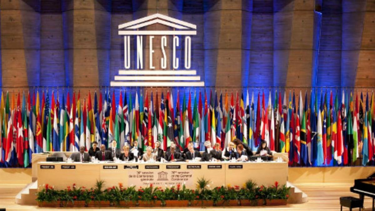 El vicealcalde complutense da los primeros pasos para posicionar nuestra ciudad en el panorama internacional