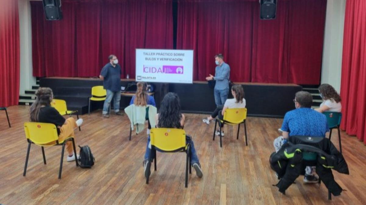 El taller práctico, lo impartió por Stéphane M. Grueso, coordinador de alfabetización y estrategia de Maldita.es