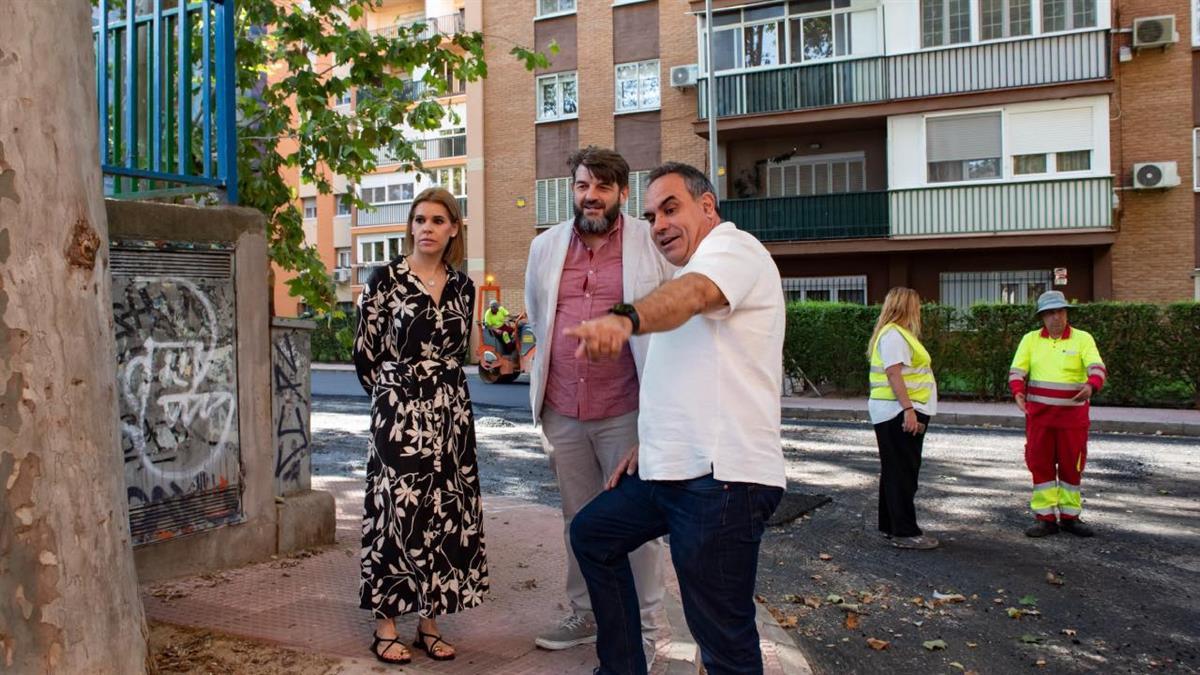 La alcaldesa ha visitado el avance de las obras de pavimentación que se están llevando a cabo en la zona Nueva Alcalá y Tabla Pintora